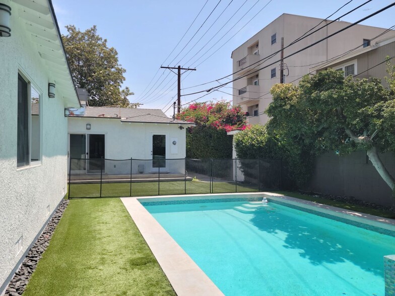 Building Photo - Stunning Remodeled 4 Bedroom House with Large Front Yard, Garage, Pool & Spa in Studio City!