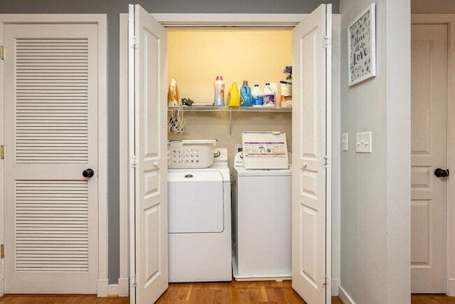 Building Photo - Updated 3 Bedroom 2.5Bath Townhouse in Harrisonburg