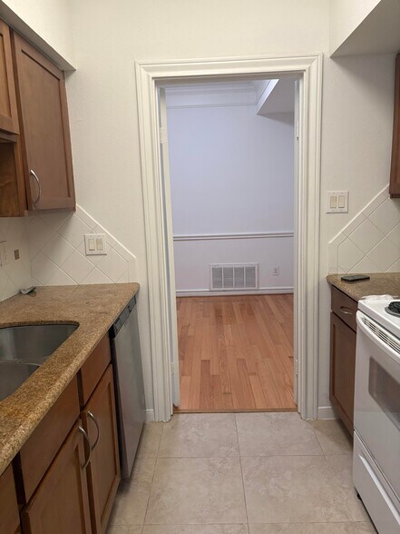 Dining seen from kitchen - 2700 Revere St
