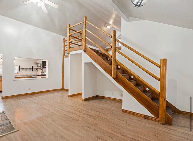 Building Photo - 471 W Elm St