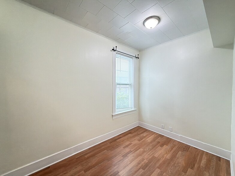 Building Photo - 1531 W Barry Ave