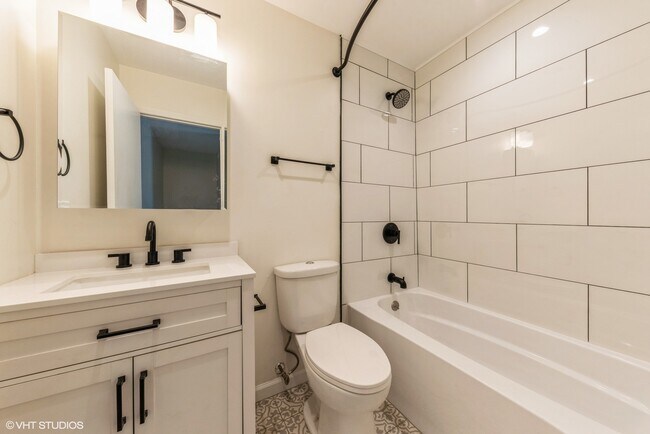 Building Photo - 1110 Cove Dr