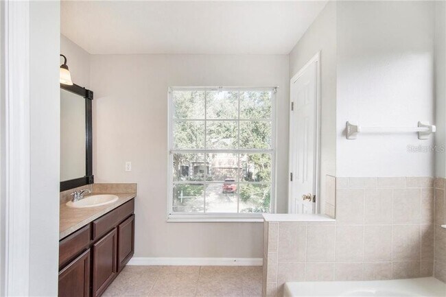 Building Photo - 11161 Creek Haven Dr