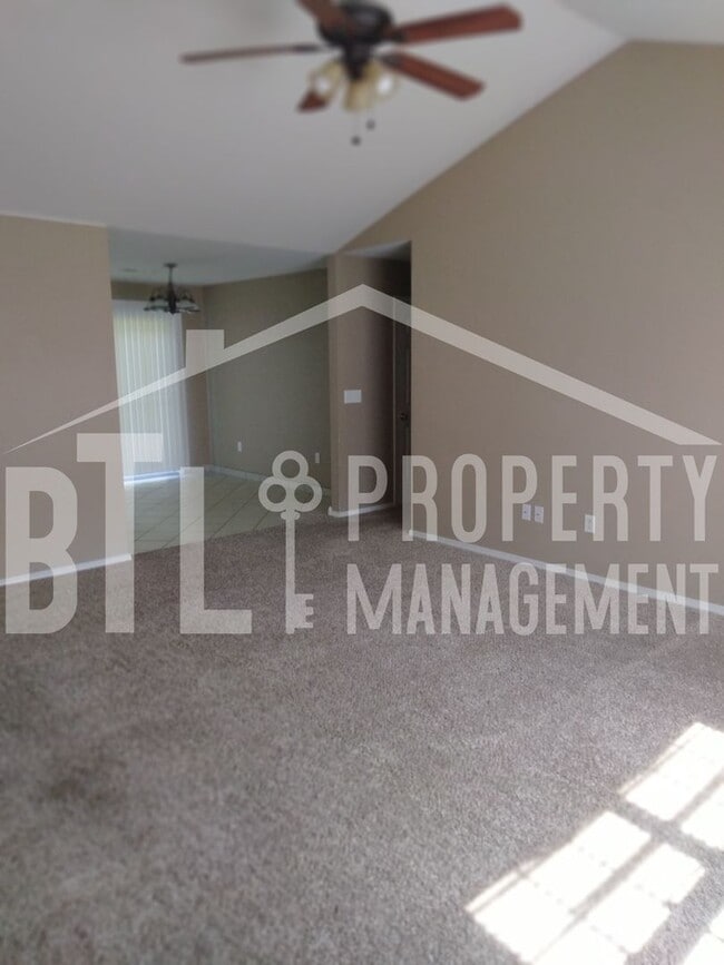 Building Photo - 3 Bedroom 2 Car Garage Duplex in Branson