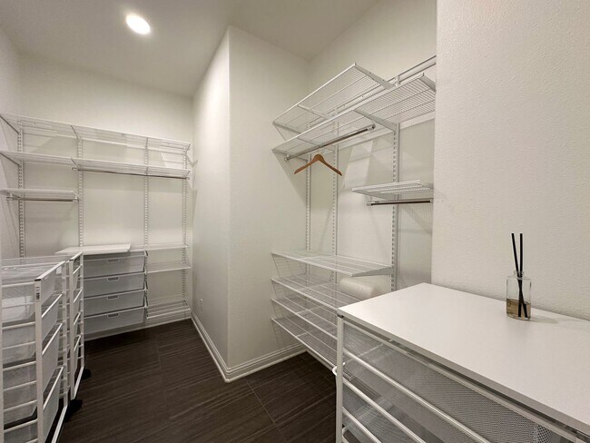 Building Photo - Single Story, 3 Bedroom, 2 Bathroom Home f...