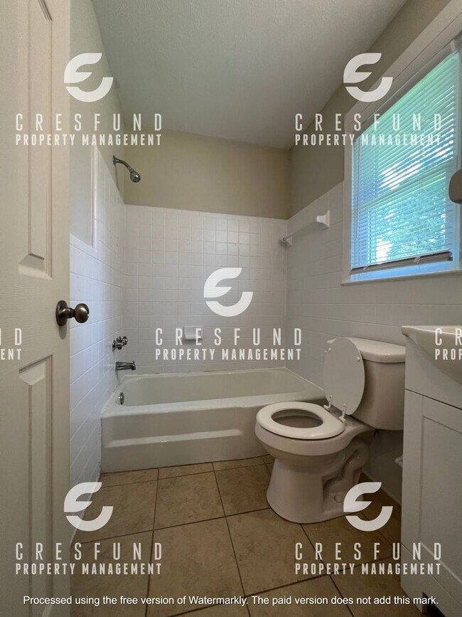 Building Photo - 2ND FLOOR Spacious & Updated 1 Bed, 1 Bath Apartment