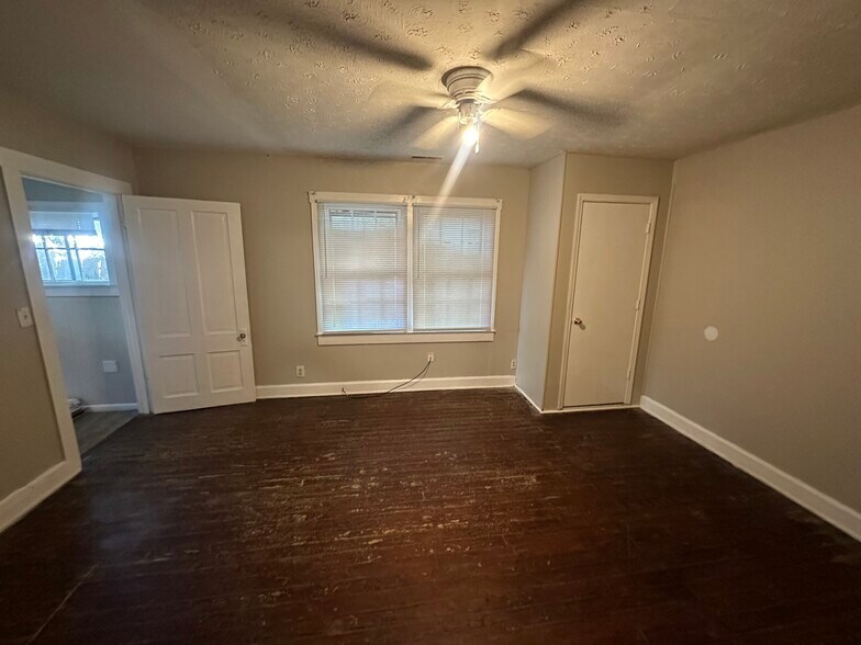 Building Photo - 218 Holmes St