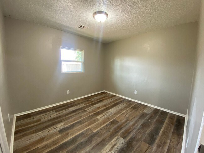 Building Photo - Charming 5 Bedroom House