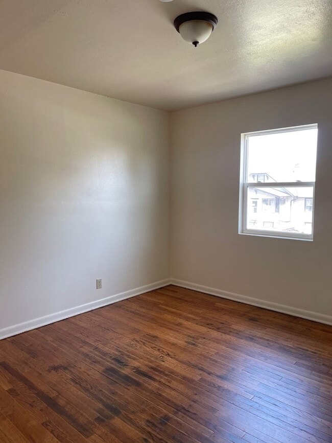 Building Photo - 3 Bedroom House Available Now!!