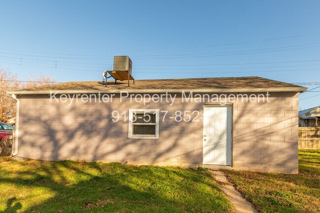 Building Photo - 1345 N Lewis Pl