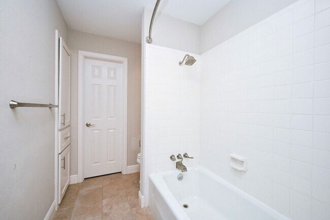 Building Photo - 414 Fox Briar Ln