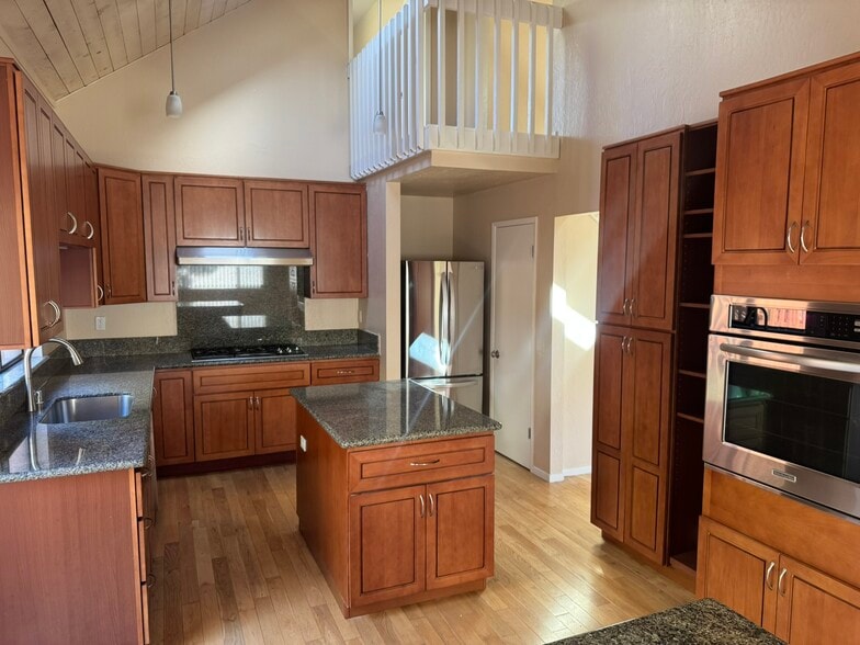 Iitchen - 371 Carrera Dr