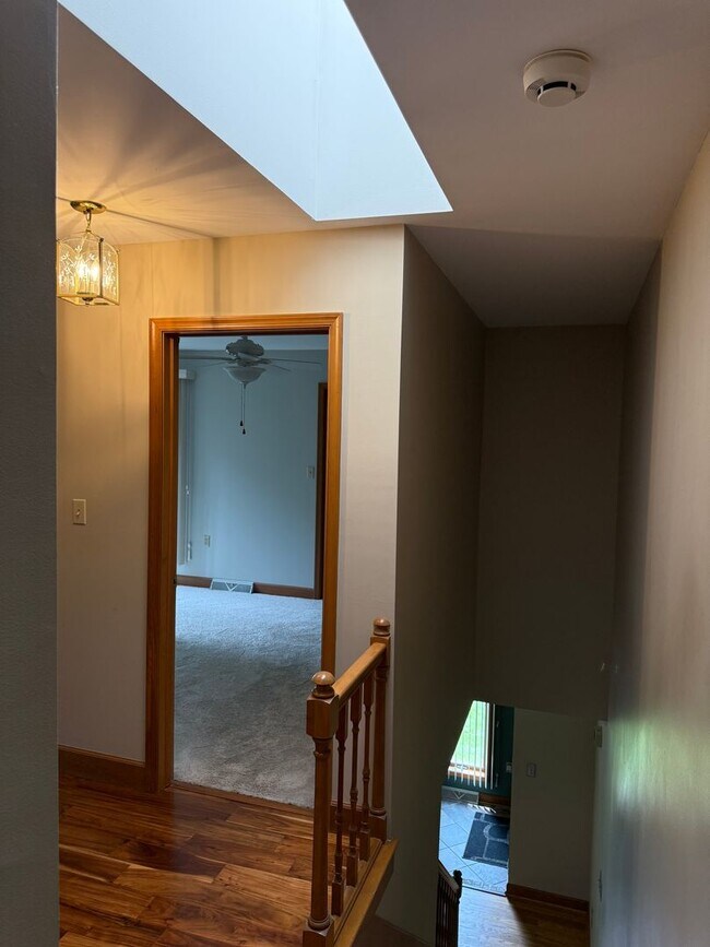 Building Photo - 1531 E Strohm Dr