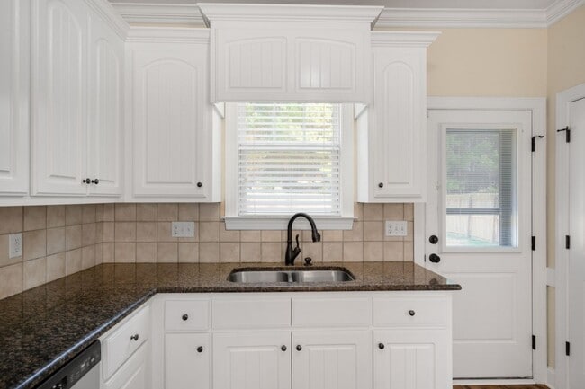 Building Photo - 2508 Chelsea Dr NW