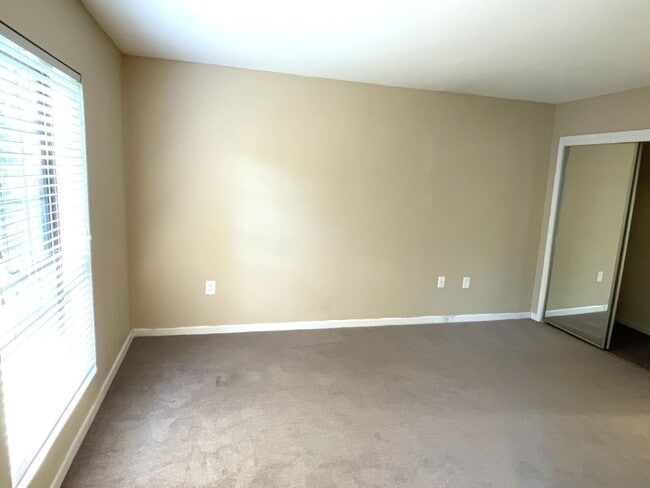 Building Photo - 3115 Pine Heights Dr NE