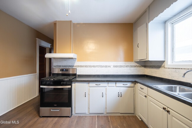 Building Photo - 22 Swan St