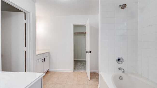 Building Photo - 827 Forest Ivy Ln