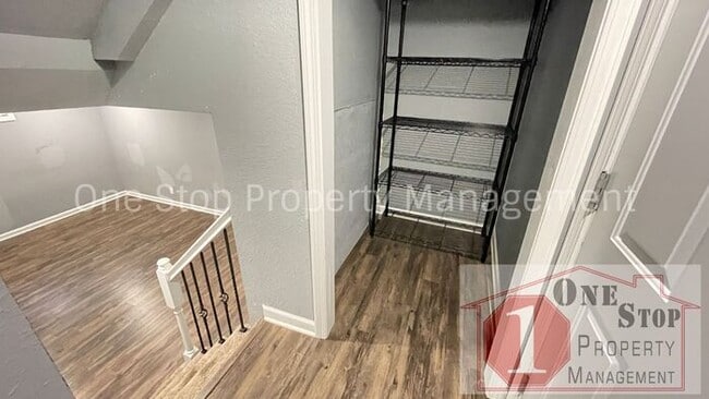 Building Photo - Stunning 3 bedroom, 2 bathroom duplex is L...
