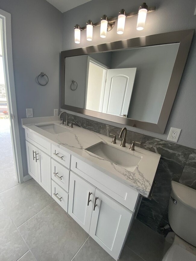 Building Photo - Pacific Beach - 3 blocks to Beach!  2bd/2ba Spacious 6th floor condo remodeled in 2022! Spectacul...