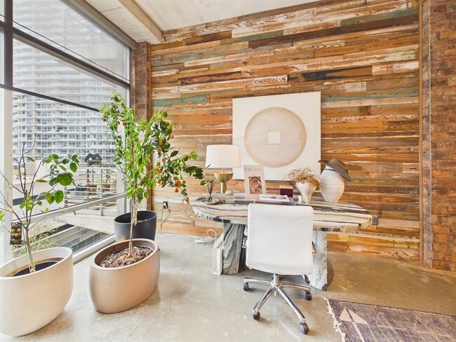 Building Photo - 800 W 5th St