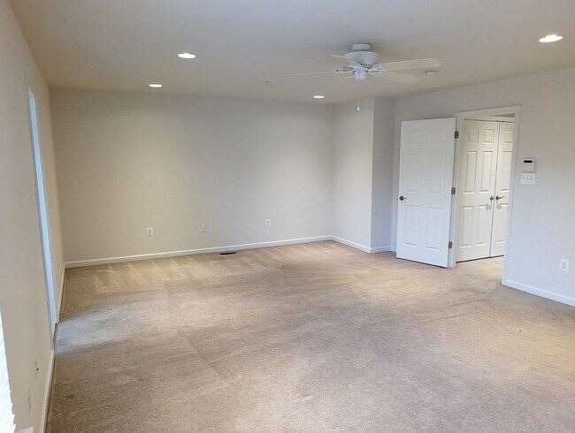 Building Photo - Gorgeous 3 level townhouse in North Potoma...
