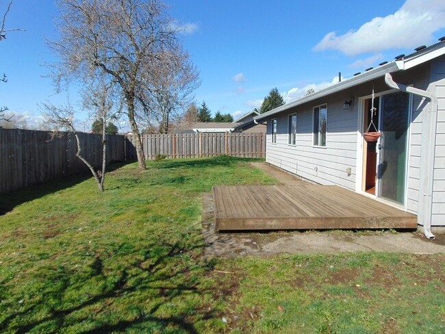 Building Photo - Enjoy Easy Living in Cascade Park with a Private Fenced Backyard