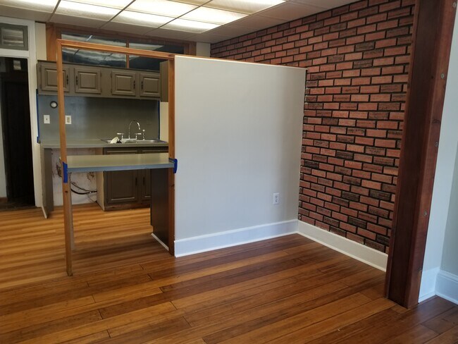 Building Photo - 307 N Market St