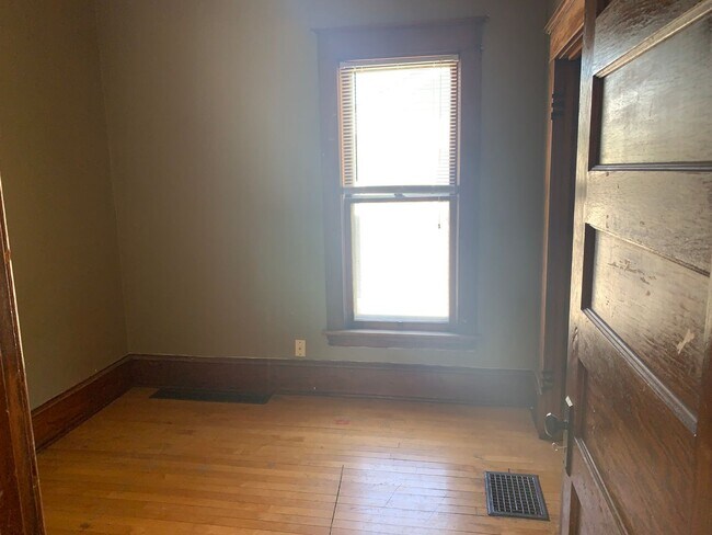 Building Photo - 1820 3rd Ave N