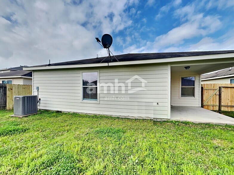 Building Photo - 28926 Village Creek Loop