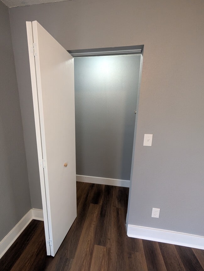 Building Photo - 415 SW Watson Ave