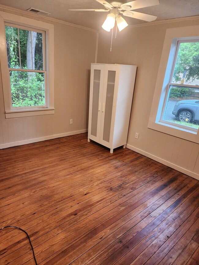 Building Photo - 1108 E 58th St