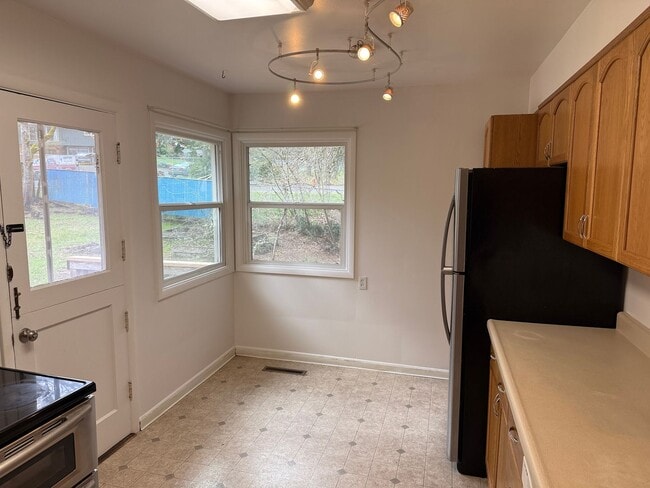 Building Photo - Updated 2 bedroom 1.5 bath duplex in Eugene!