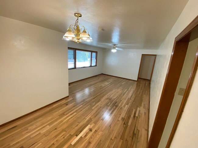 Building Photo - Crestview Three Bedroom House with Garage