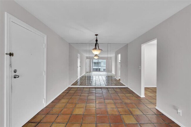 Building Photo - 6295 Bay Club Dr