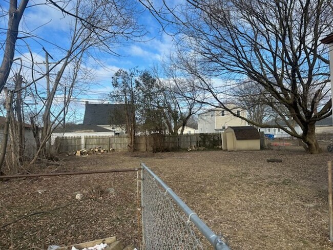 Building Photo - Quaint 3 bedroom in bustling Eastpointe