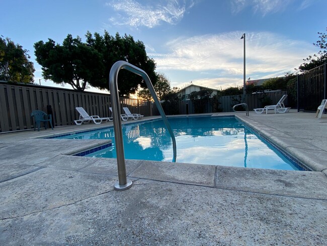 Building Photo - Torrance: 1 Bed 1 Bath Condo - 1 Carport S...