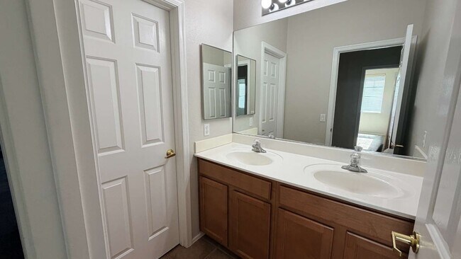 Building Photo - 43658 Caven Dr