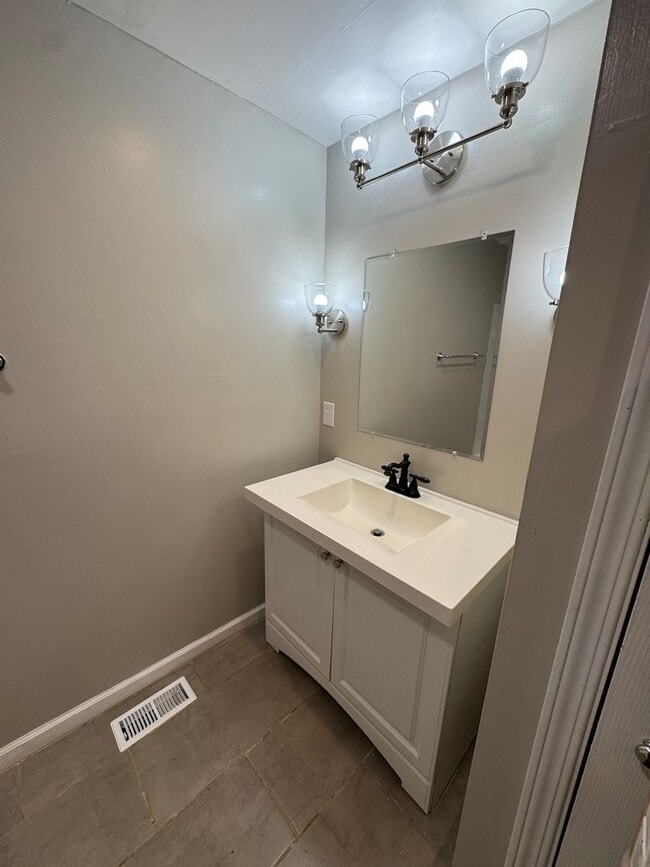 Building Photo - Spacious 1 Bedroom House Near Highway 55