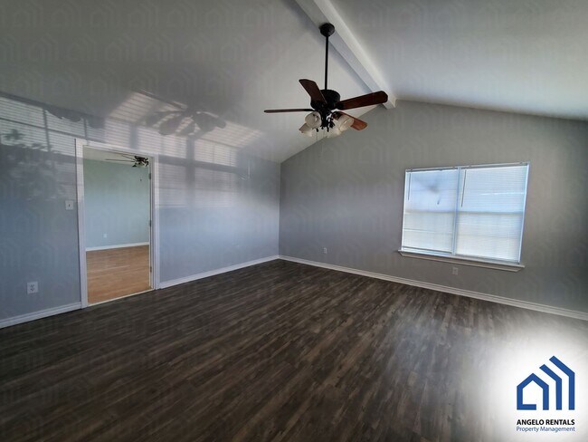 Building Photo - Spacious 4-bedroom 1.5 bath home AVAILABLE SOON!