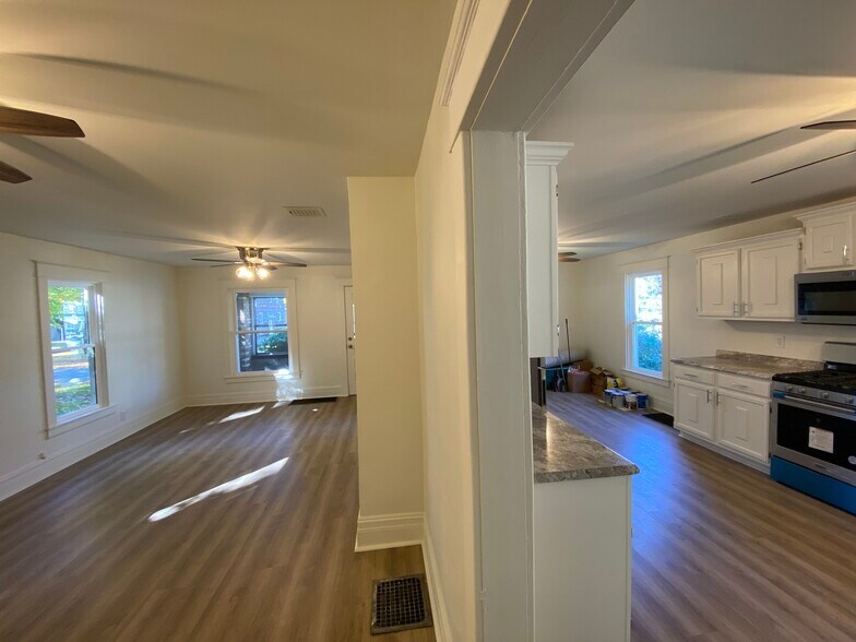 Building Photo - 9907 Bateman Ave
