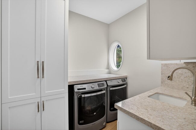 Building Photo - 400 Mola Ave