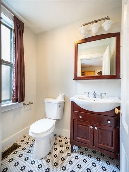 Building Photo - 12 Adella Pl