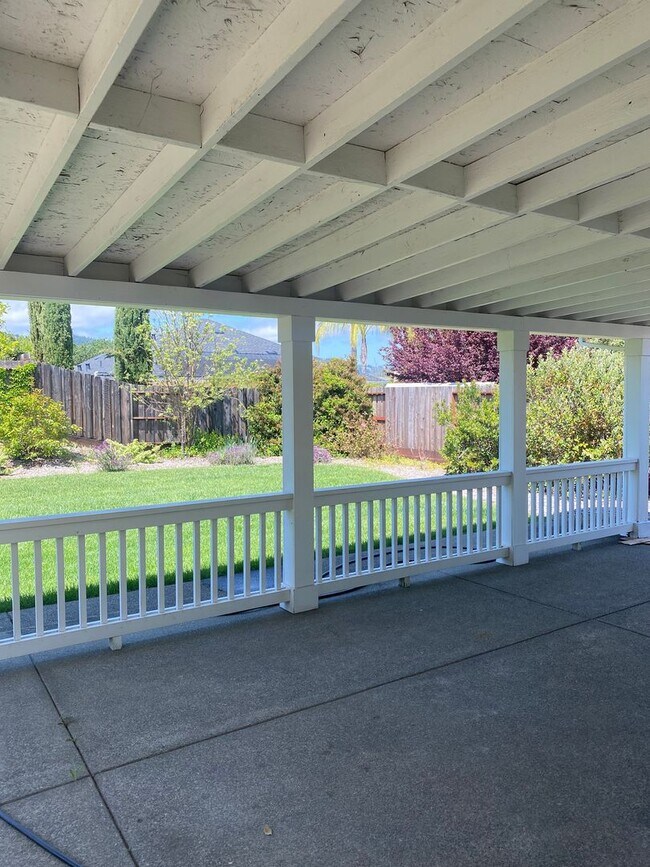 Building Photo - **Available Now Single Level  3 Bedroom 2 Bathroom with a Office**