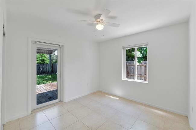 Building Photo - 931 SW 21st Ct