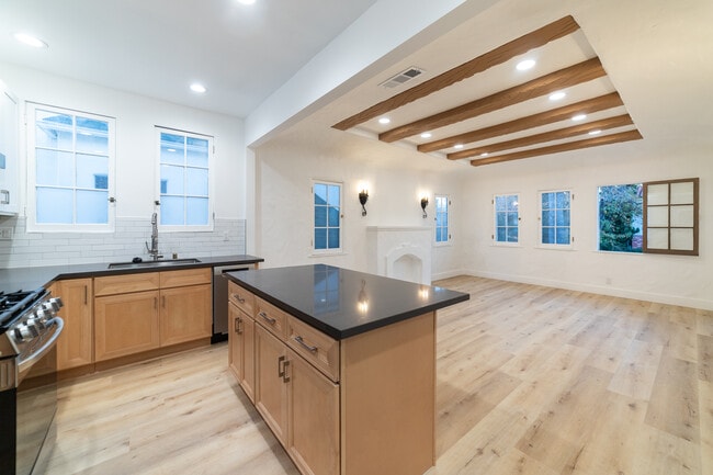 Building Photo - 6128 Orange St