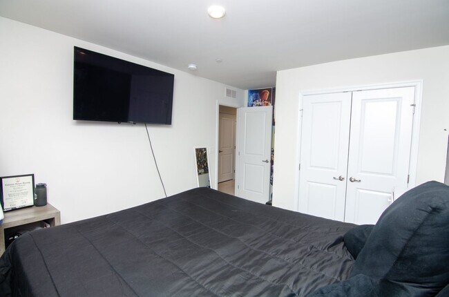 Building Photo - Beautiful home in quiet neighborhood