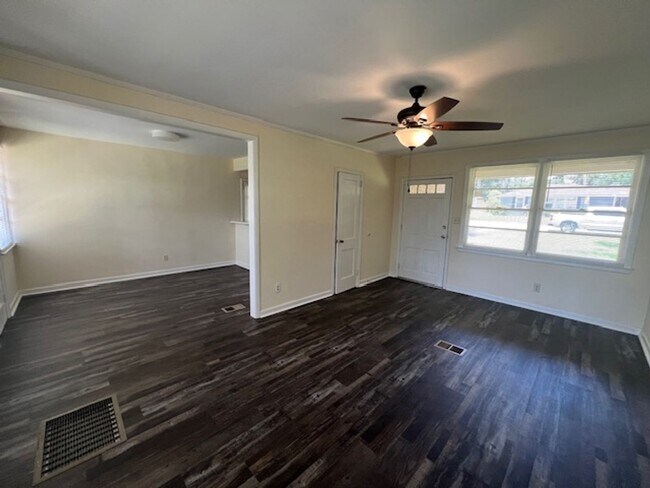 Building Photo - 2 Bedroom House - Walk to VSU!