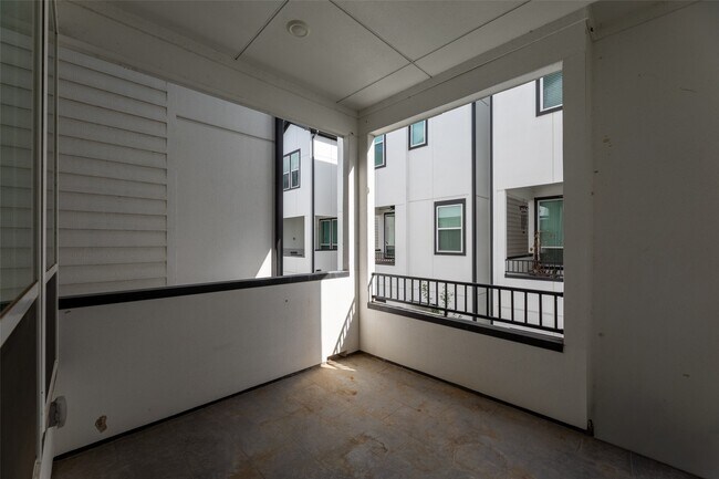 Building Photo - 2718 Grand Fountains Dr