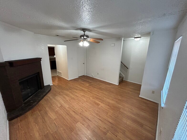 Building Photo - 3006 W Sycamore Cir