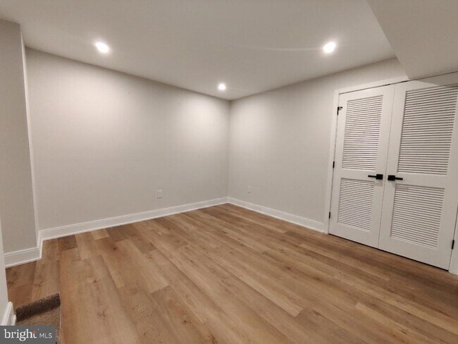 Building Photo - 9051 Laurel Hill Ct
